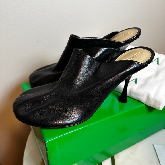 Bottega Veneta dot heel in black, super soft stretchy leather - Picture 4 of 8